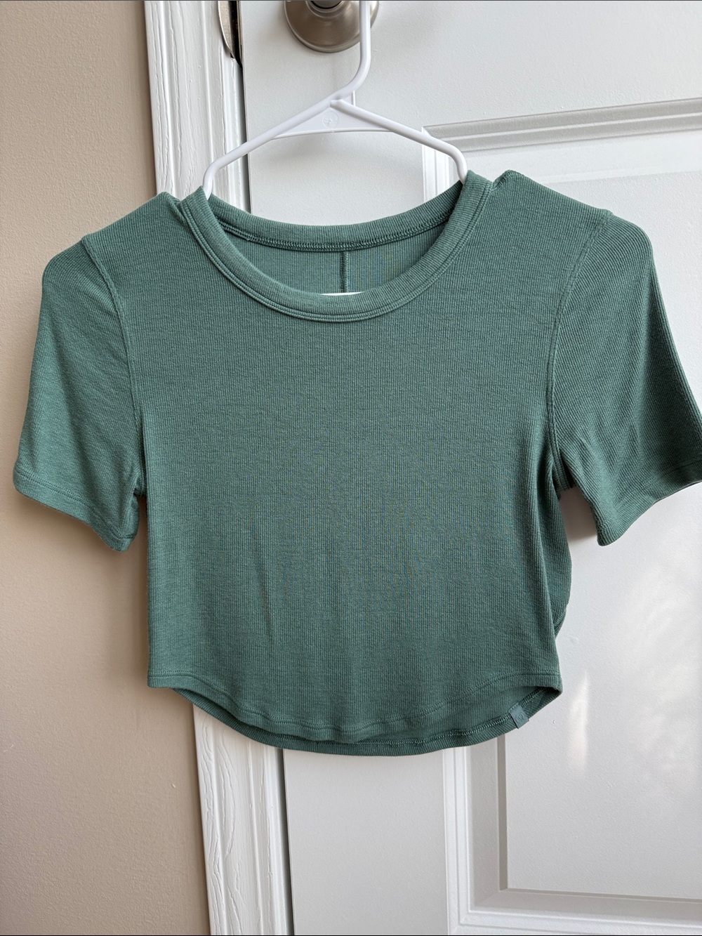 Lululemon green women’s cropped tee